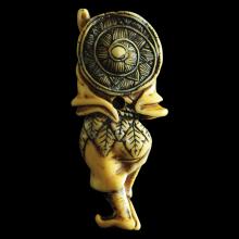 Netsuke en ivoire, p�lerin avec son b�ton